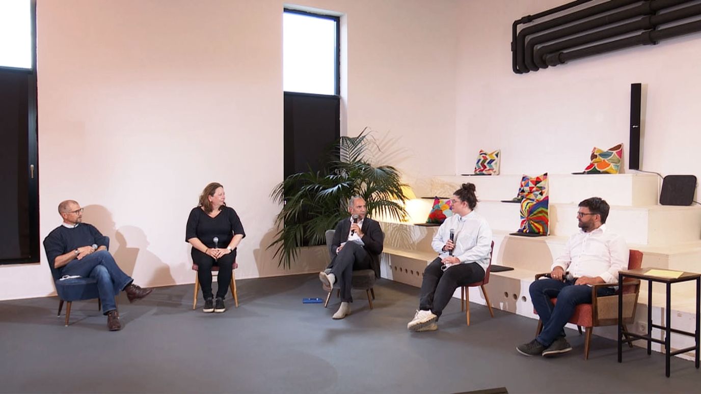 Belebung des Dazwischen: Podium