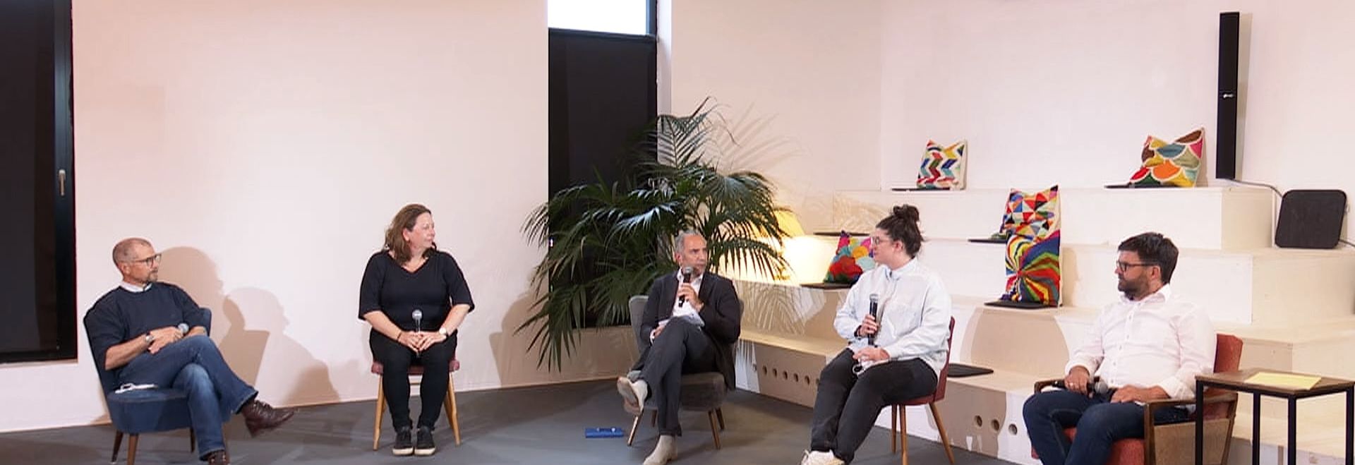 Belebung des Dazwischen: Podium Belebung des Dazwischen: Podium